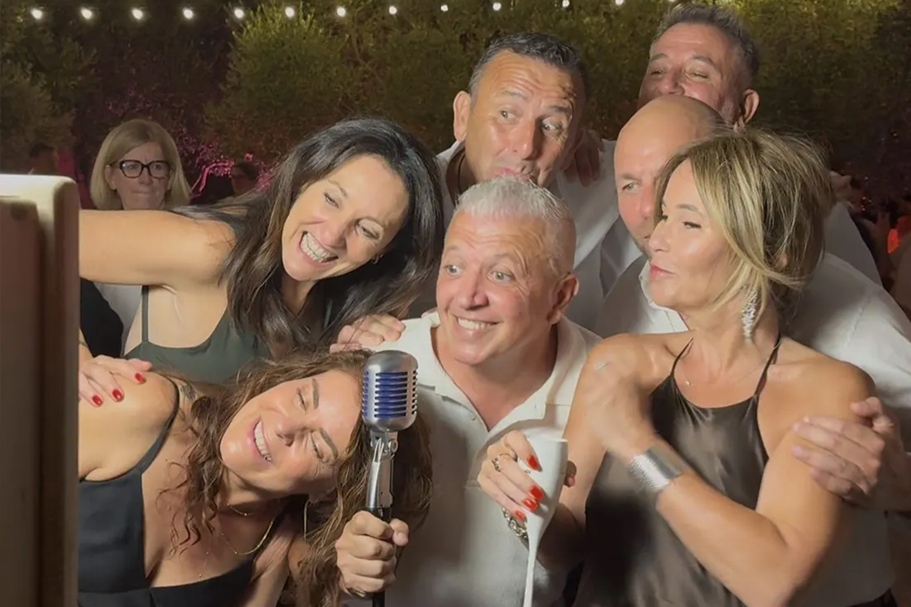 Des invités en fin de soirée