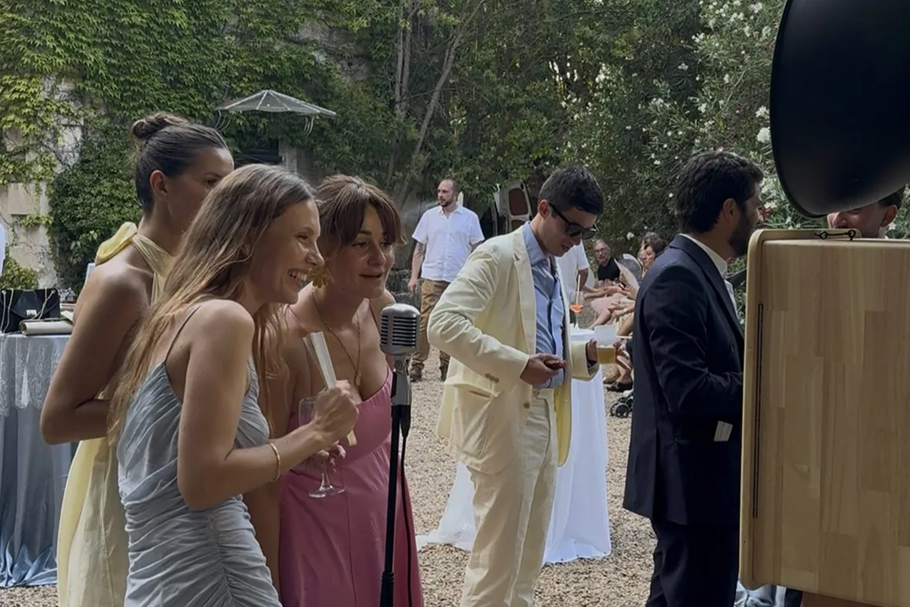 Des invitées devant la borne